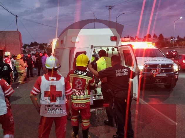 Mujer sufre incrustación de parte metálica de motocicleta tras derrape, en la Ocotlán-Chiautempan