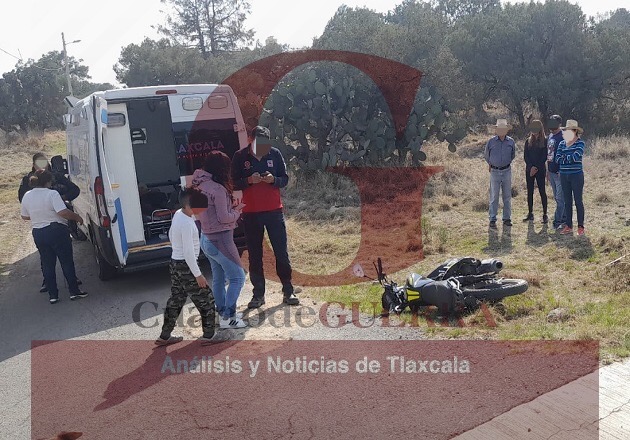 Atropellan a menor de edad que viajaba en su moto, en Tetla