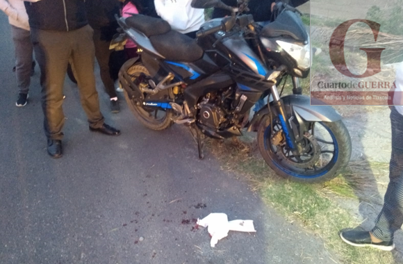 Derrapan albañiles en su motocicleta y resultan lesionados, en Panotla