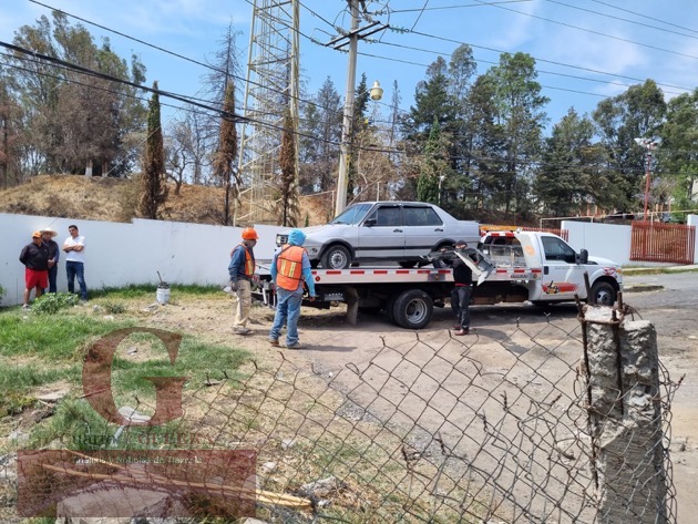 Auto se queda sin frenos y choca contra otro vehículo, en Ocotlán