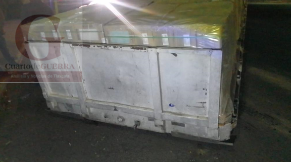 Tractocamión pierde su carga sobre la Vía Corta