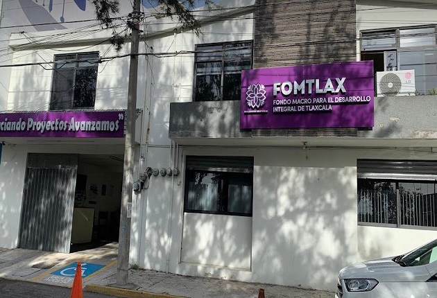 Roban automóvil oficial de Fomtlax, en la Loma Xicohténcatl