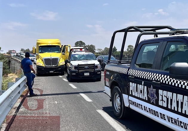 En persecución, rescatan a chofer de tráiler y detienen a dos sujetos, en Periférico Tlaxcala