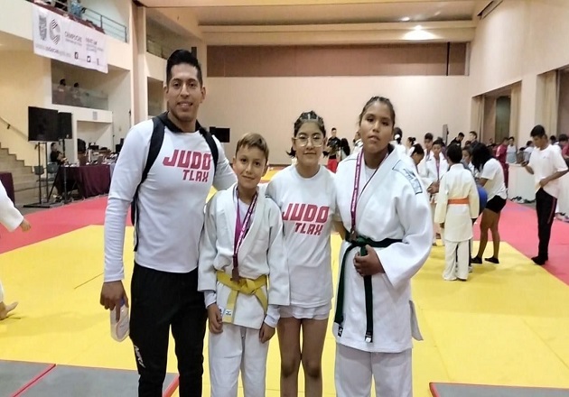 Reconoce alcalde Manuel Ramos a judocas de Tzompantepec por medallas obtenidas en torneo nacional