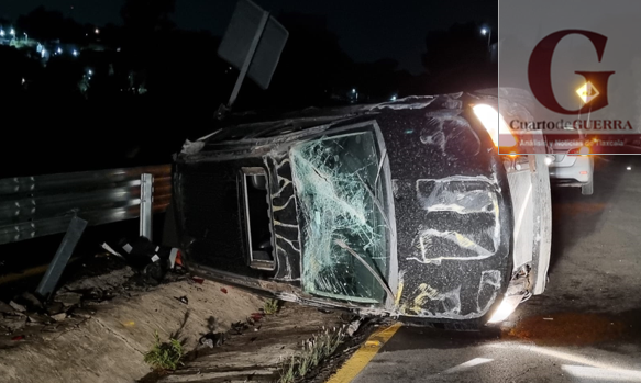 Automovilista en aparente estado etílico, sufre volcadura, en la Apizaco-Tlaxcala