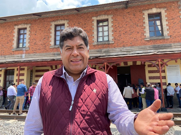Diputado Vicente Morales atestigua firma de acta de entrega de recuperación de ferrocarriles de Tlaxcala