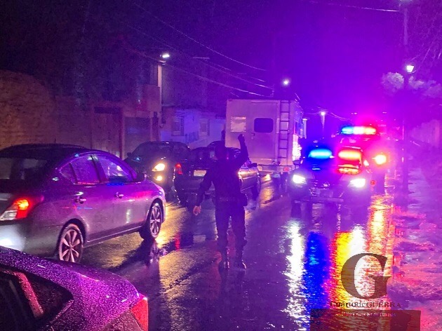 Sujetos enfiestados chocan contra patrulla en Apetatitlán