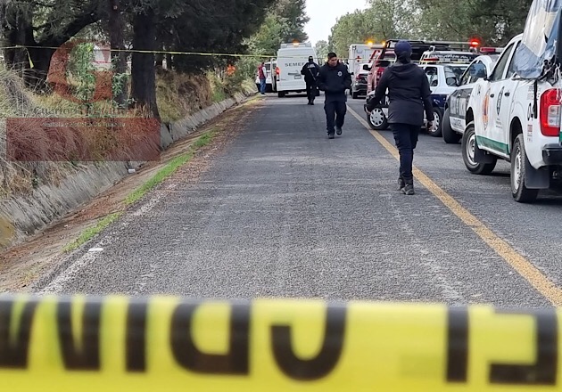 Mujer prensada y sin vida deja un choque frontal entre dos camionetas, en Tzompantepec
