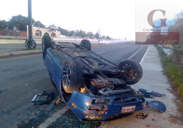 Abandonan vehículo volcado sobre la carretera Apizaco-Tlaxcala, cerca de puente de Hospitales