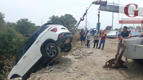 Rescatan dentro de barranco camioneta con reporte de robo, en Tenancingo