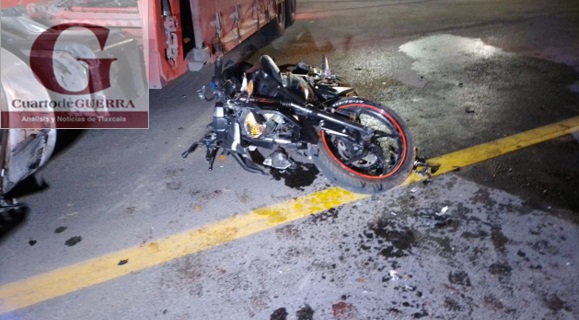 Motociclistas chocan contra tráiler,  en Texoloc