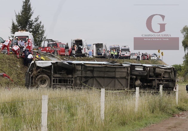 Sube a cuatro el número de víctimas mortales por volcadura de autobús comercial en la Tlaxcala-Puebla