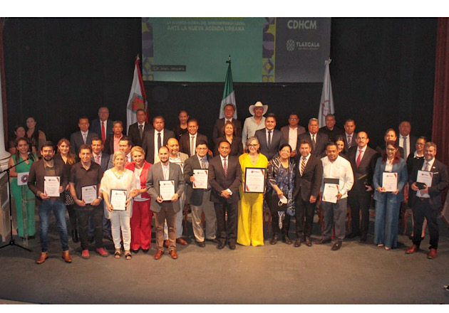 Reciben ombudsperson locales reconocimientos como visitantes distinguidos de la ciudad de Tlaxcala