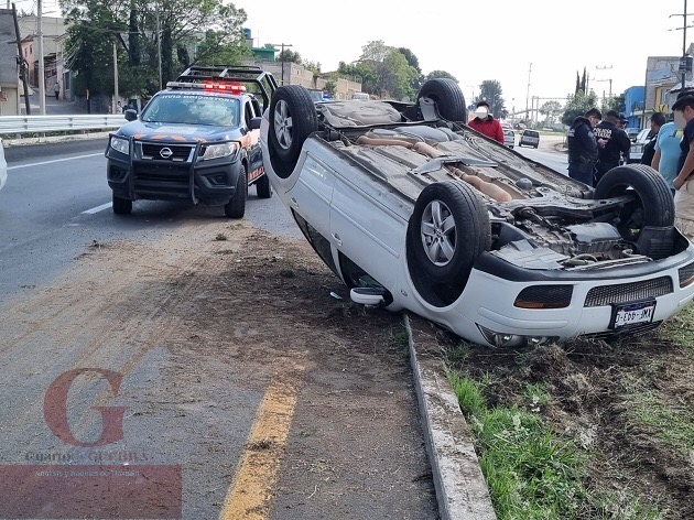 Vuelca automóvil sobre la autopista El Molinito-Texmelucan