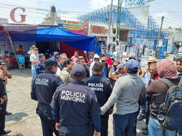 Bloquean policías de San Pablo del Monte la Vía Corta; exigen la salida del nuevo director de Seguridad