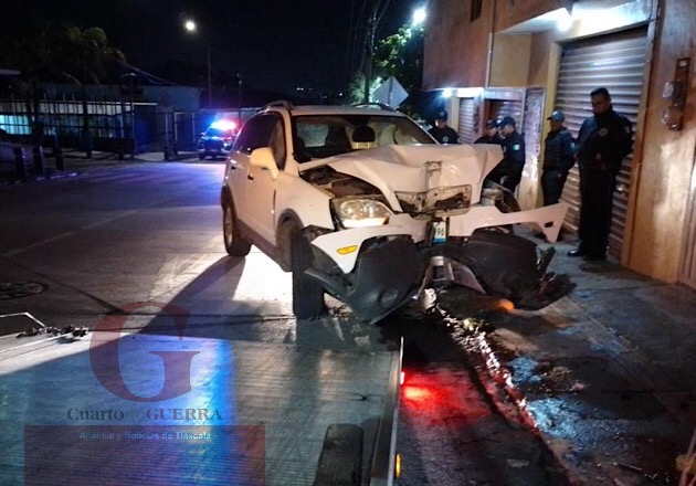 Chocan contra un poste y abandonan su vehículo, en Tlaxcala