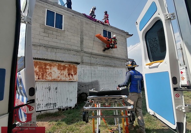 Rescatan a hombre que resultó electrocutado, en Cuaxomulco