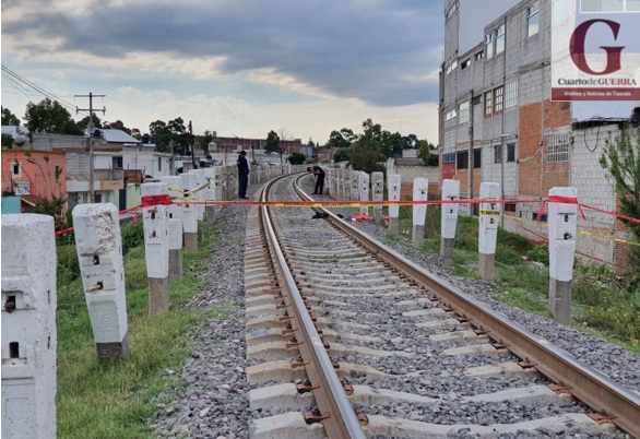 Presunto indigente es encontrado sin vida al lado de las vías del tren, en Apizaco