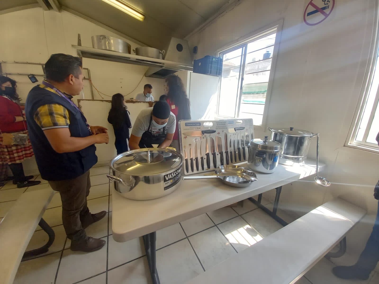 Entrega Ayuntamiento de Apetatitlán utensilios a tres comedores que atienden a infantes en edad escolar