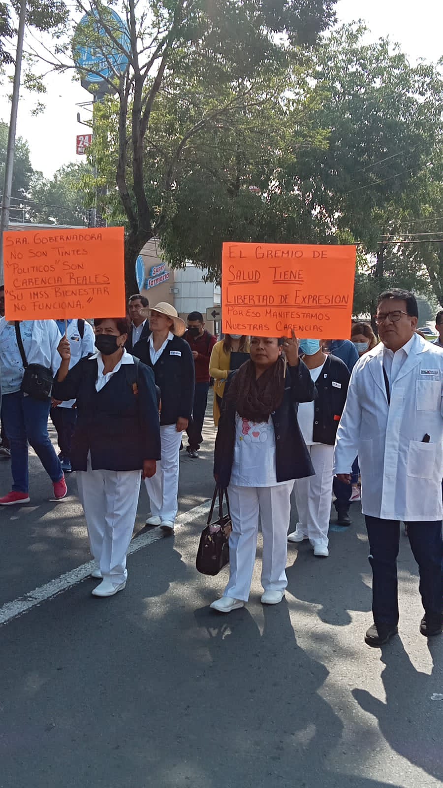 Ante el desinterés del gobierno estatal, se manifiestan miles de trabajadores de la salud