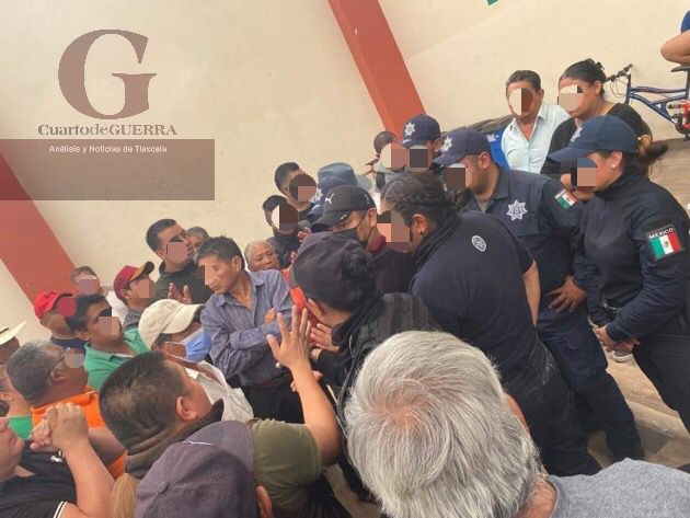 Se manifiestan vecinos de Xiloxoxtla; exigen al alcalde respetar recursos para barrios
