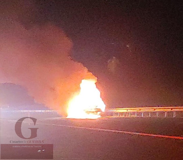 Se incendia vehículo y lo abandonan, en Cuapiaxtla.