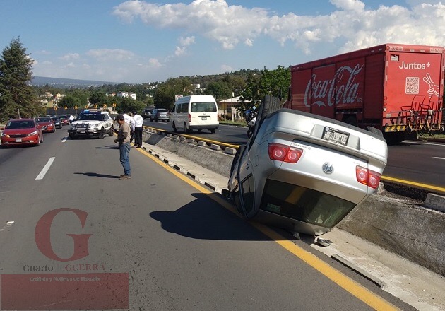 Vuelca vehículo oficial de la PGJE, en la Apizaco-Tlaxcala; su conductor resulta ileso
