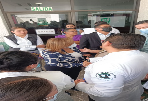 Visita gobernadora hospitales; trabajadores y familiares de pacientes le exponen carencias y prefiere huir de lugar