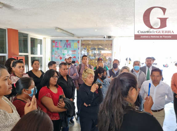 Protestan padres de familia de la Técnica No. 1 'Xicohténcatl Axayacatzin" por desfalco de dinero