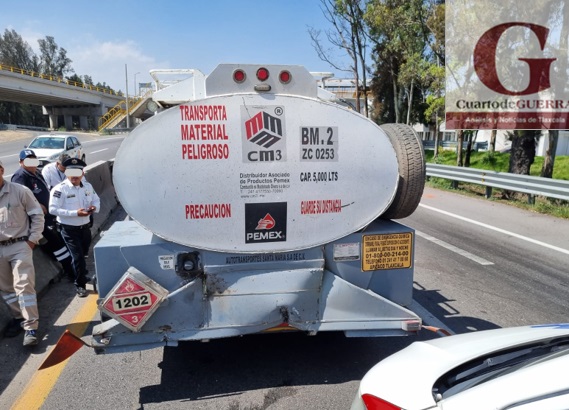 Choque entre microbús y una pipa de gas, deja 12 lesionados, en la Apizaco-Tlaxcala