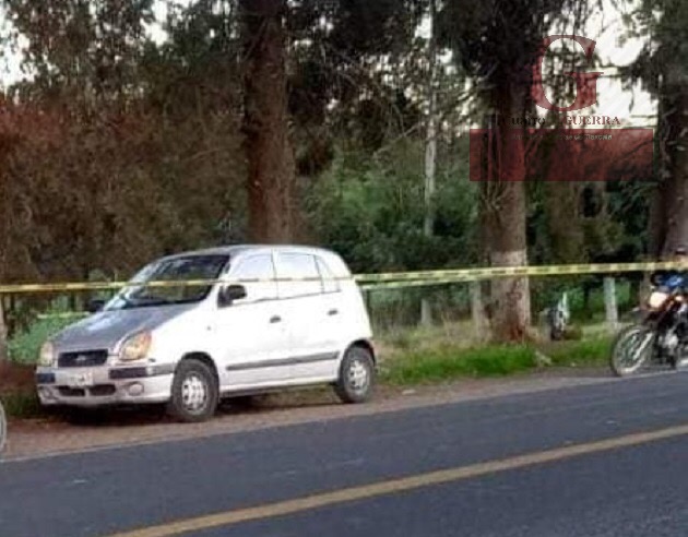 Localizan cadáver encobijado dentro de un automóvil, en Nanacamilpa
