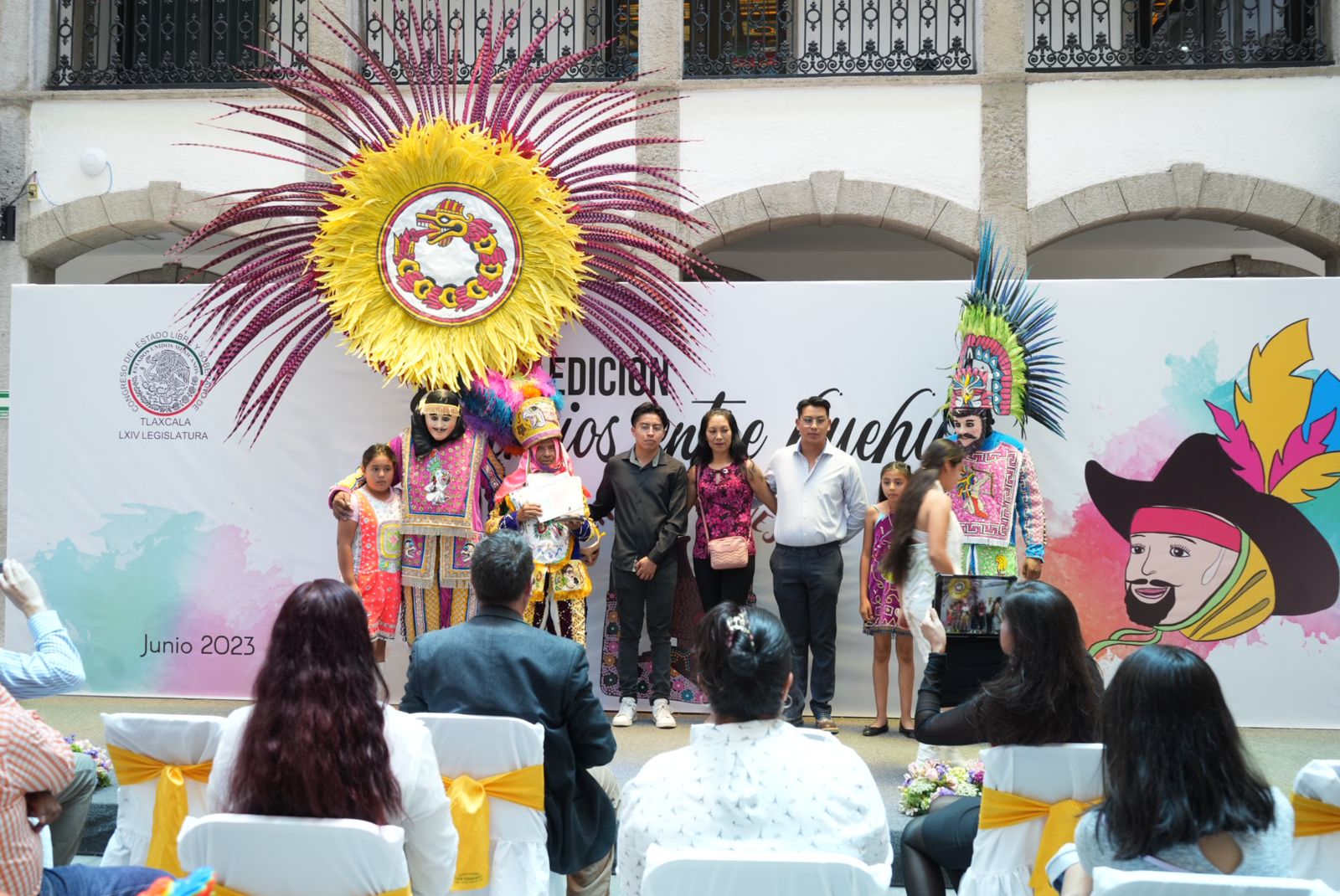 Entregan 'Premios entre huehues' en el Congreso del Estado