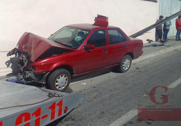 Ebrio sujeto arrasa con postes en Xicohtzinco