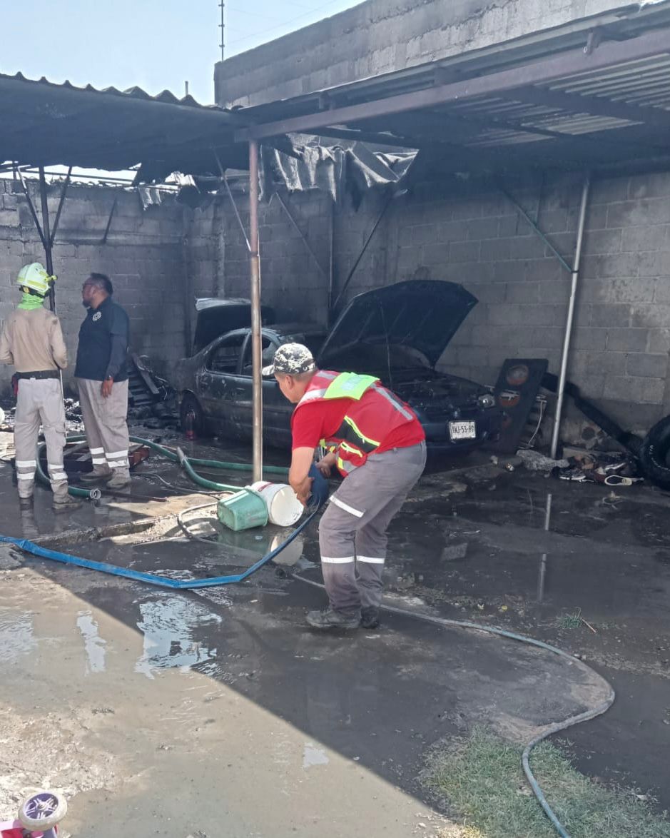 Apoyan elementos de Protección Civil de Tzompantepec a sus similares de Apizaco para sofocar incendio
