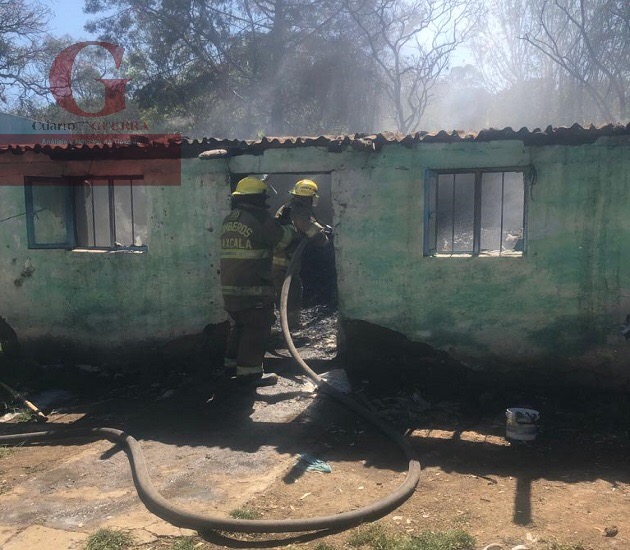 En Tzompantepec, atienden elementos de emergencia incendio en un inmueble