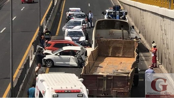 Deja varios lesionados y cuantiosos daños choque múltiple, en Apetatitlán