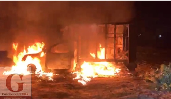 Queman pobladores de Xicohténcatl, Huamantla, camioneta presuntamente causante de accidente