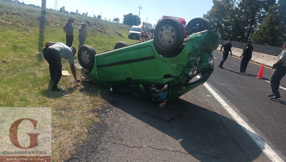 Vuelca automóvil sobre la México - Veracruz en Huamantla; hay un lesionado