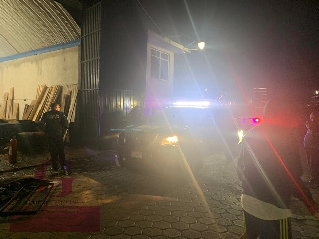 Sofocan incendio en bodega de muebles en Apetatitlán