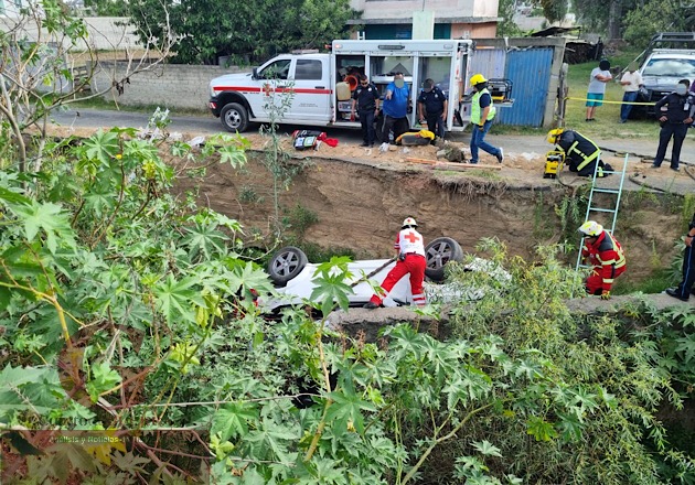 Cae automóvil a barranquilla y deja lesionados a cuatro estudiantes de la UPTx, en Acuitlapilco, Tlaxcala