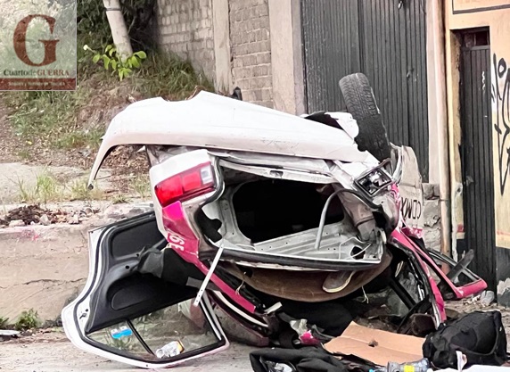 Un hombre sin vida y cuatro lesionados por volcadura de taxi de la CDMX