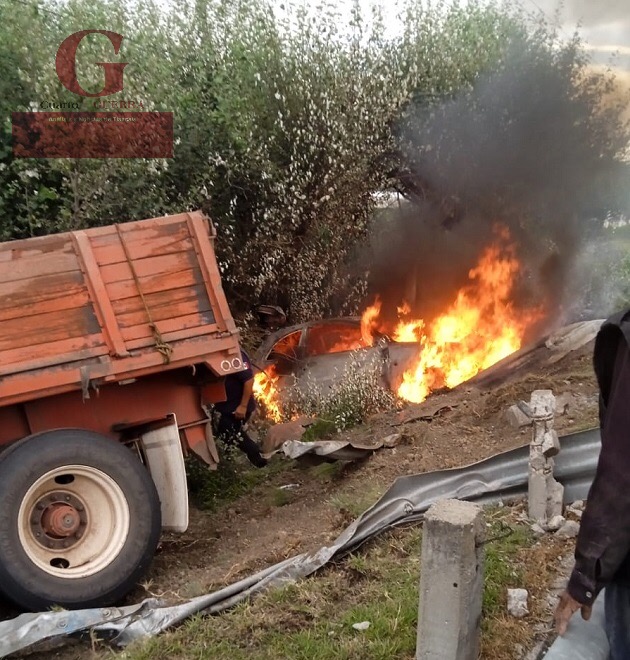 Auto se incendia tras ser chocado por un tráiler, en la Tlaxcala-Texmelucan; sus tripulantes sobreviven