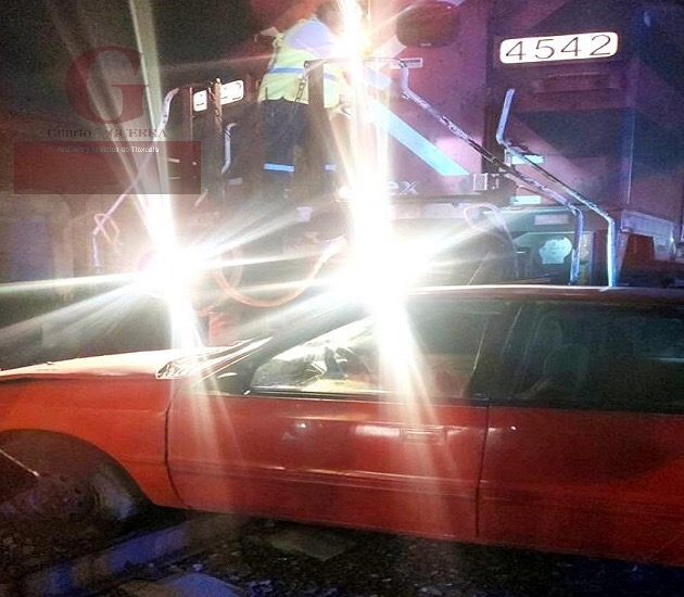 Tren embiste auto en Chiautempan; sólo se registraron daños materiales