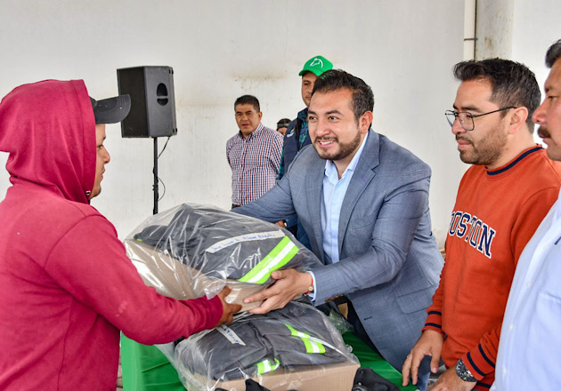 Entrega Salvador Santos Cedillo uniformes a personal de Servicios Públicos