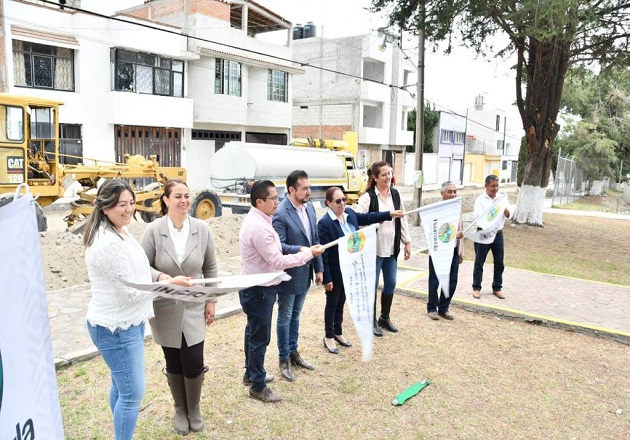 Más calles pavimentadas mejoran y dignifican el lugar en el que vivimos: Salvador Santos Cedillo