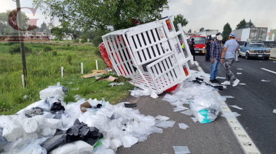 Salvan la vida tras volcar en su camioneta, en Yauhquemehcan