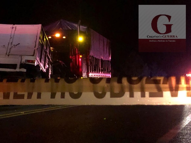 Muere un hombre prensado en su camioneta al chocar contra torton, en la Amozoc-Perote