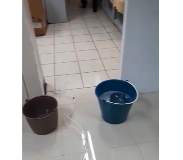 Se inundan los baños del Hospital General de Nativitas