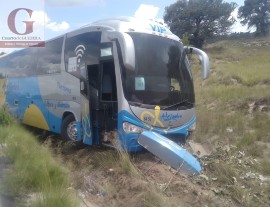 Se accidenta en Atltzayanca autobús que trasladaba a maestros; se registran tres lesionados