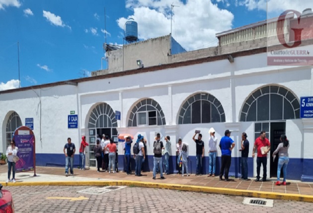 Usuarios acusan burocratismo y mala atención de personal de la Secretaría de Movilidad